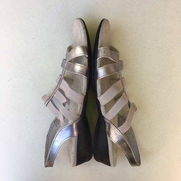 NEW MUNRO Bev Silver Sandals Size 9.5 Wide Width Comfort Shoe - Picture 2 of 8